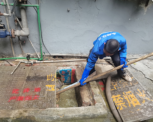 沁园街道清掏化粪池